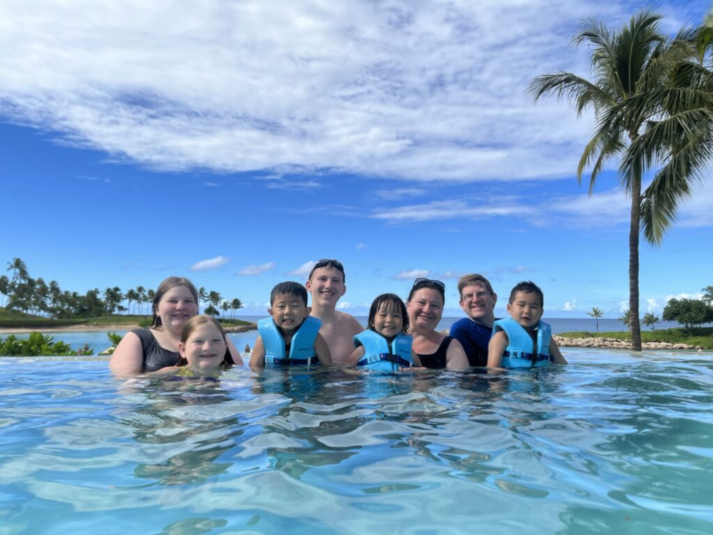 Family of 8 in infinity pool at Aluani in Hawaii