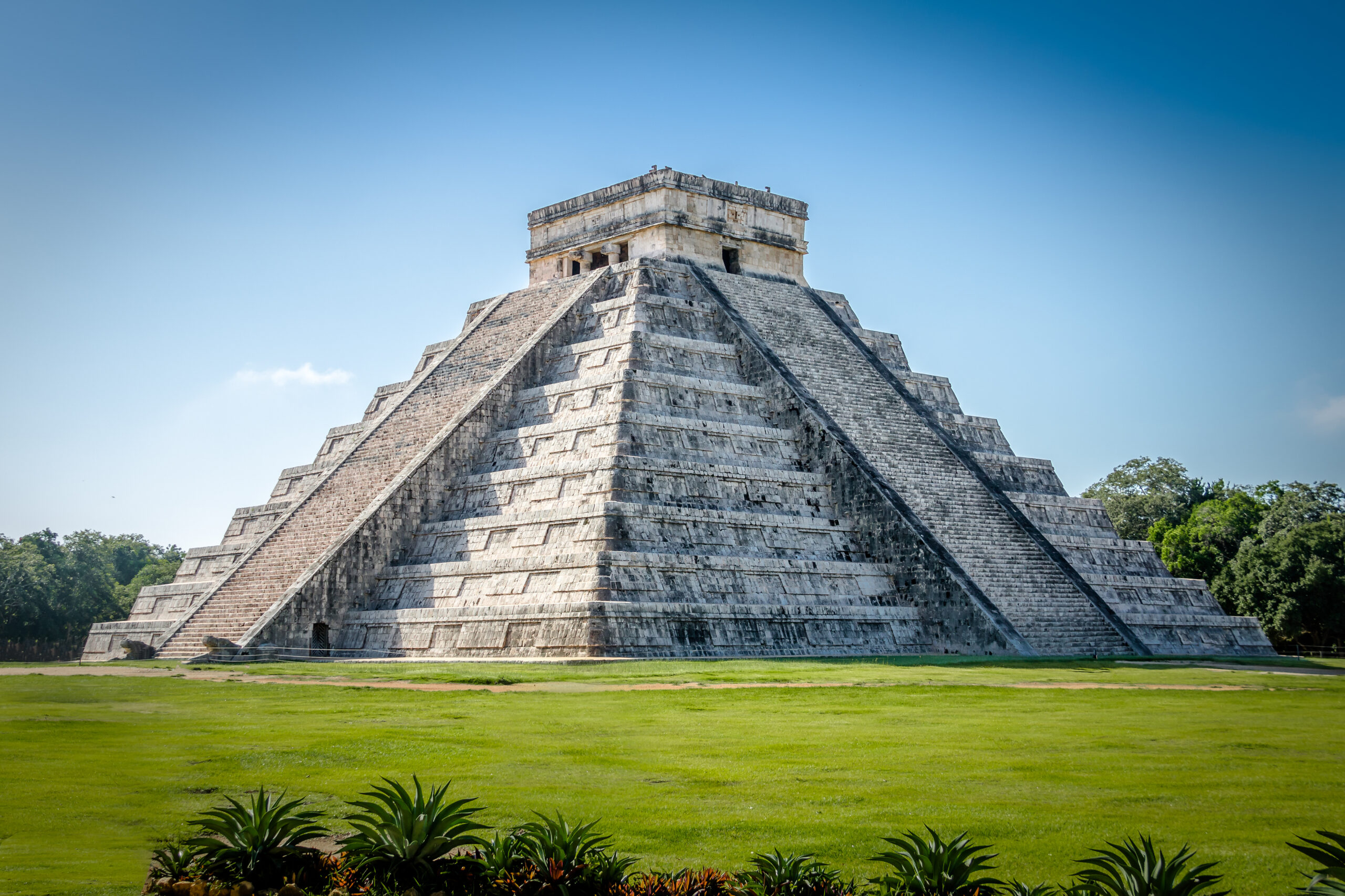 chichen itza mayan tample pyramid in yucatan mexico