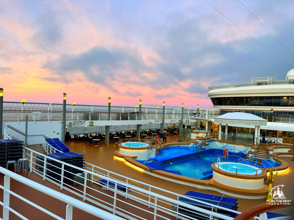 norweigan star pool and 4 hot tubs on deck 11
