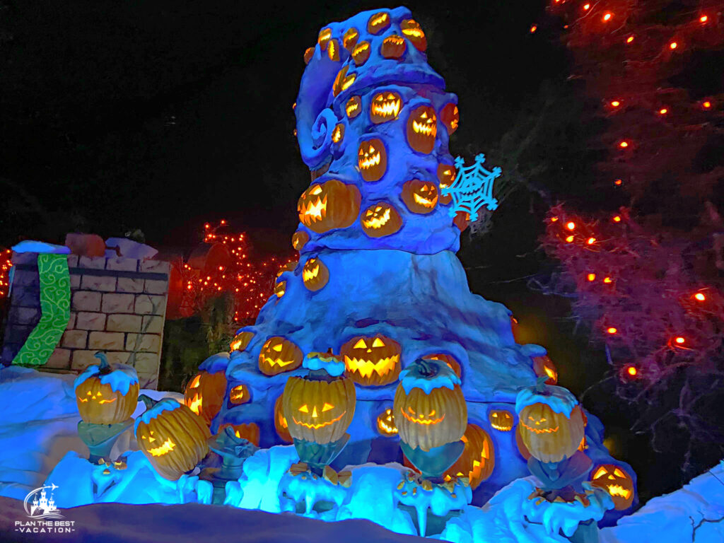 singing heads in haunted mansion become pumpkin heads in the fall at disneyland california