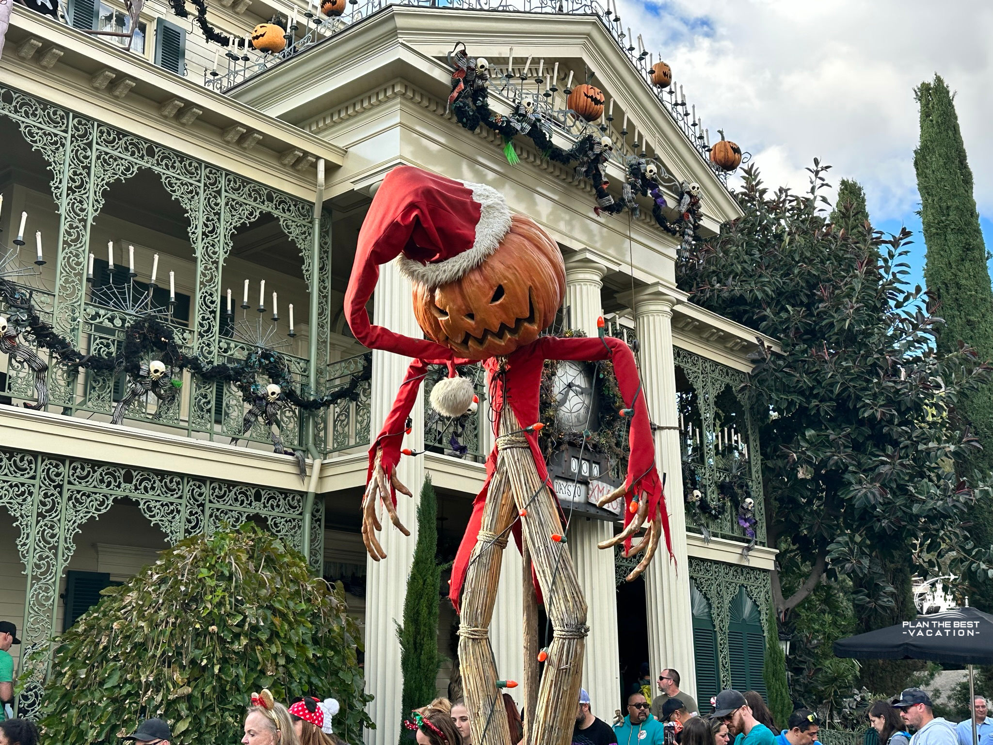 disneyland nighmare before christmas overtakes the haunted mansion in the fall for the holidays