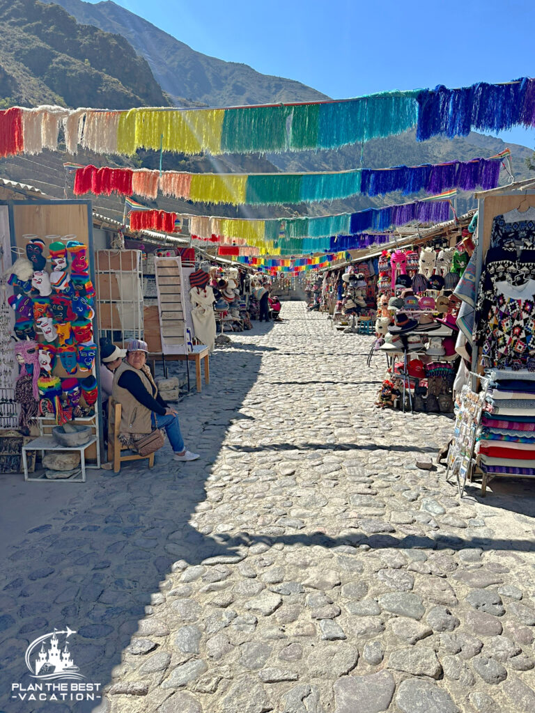 shops lining the way between Ollantaytambo Town adn the ruins