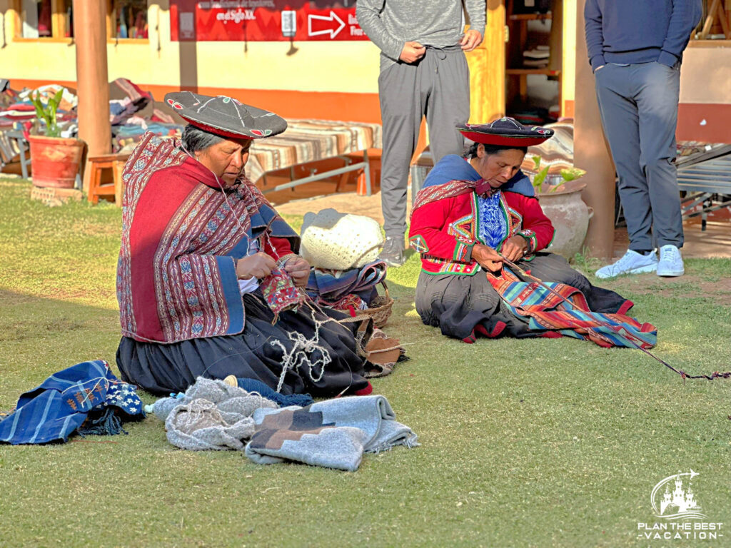 weaving demonstration in cusco peru