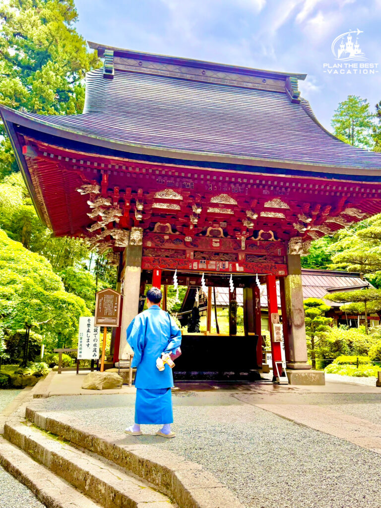 man clapping and offering prayers at Hakone Shrine