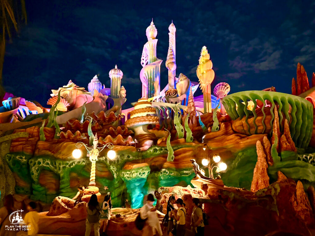 under the sea area at disneysea japan This area is so cute and absolutely beautiful at night. If you want to ride, do it right away or at the end of the day when the lines are nice and short at 20 minutes. They are all fair like rides with a fun Ariel theme, but surprisingly, no Little Mermaid ride. We enjoyed walking through, but did not prioritze any of them. Ariel's Playground - explore, but not a ride Jumpin Jellyfish Scuttle's Scotters Flounder's Flying Fish Coaster Blowfish Balloon Race Mermaid Lagoon Theatre (closed during our visit) The Whirlpool