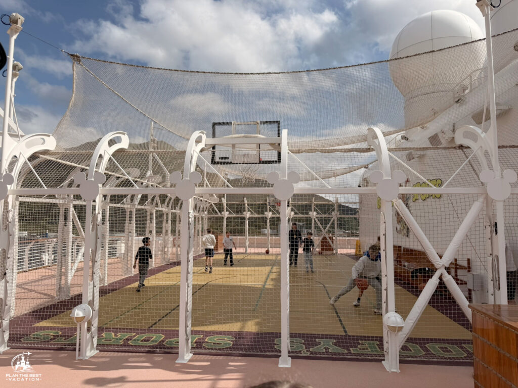 The sports court on the Disney Dream is located on Deck 13, Aft as part of Goofy’s Sports Deck. This open-air activity area features a netted court used for casual basketball and volleyball games