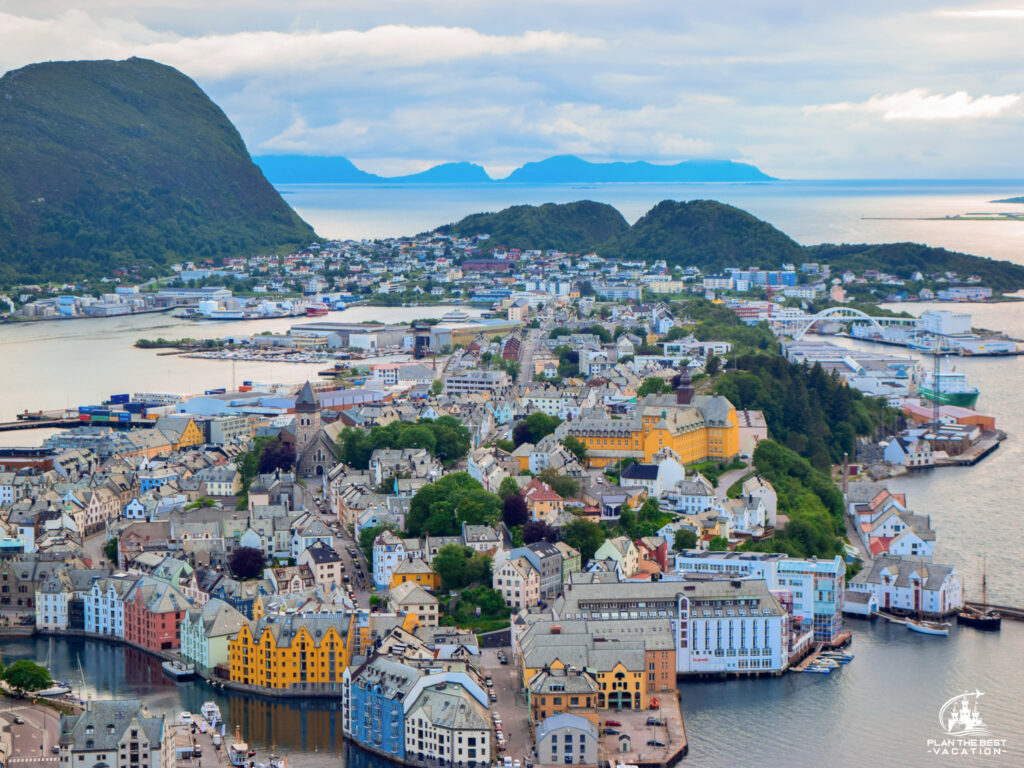 You can take this picture if you Take a stroll to Fjellstua for an unforgettable view of Ålesund! The downtown area is quite walkable, and it’s just a short climb of 418 steps from the city park to reach this stunning viewpoint. alesund norway overview
